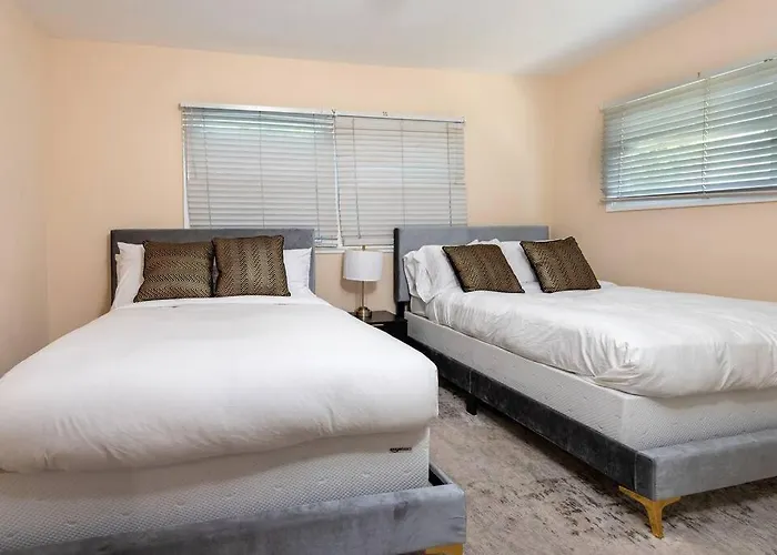 Luxury 3Br House W/ Jacuzzi & Big Backyard!