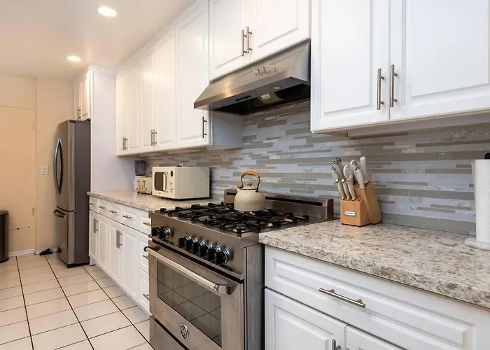 Luxury 3Br House W/ Jacuzzi & Big Backyard!