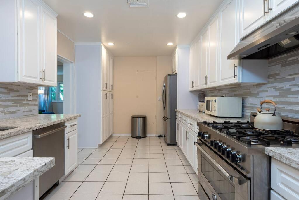 Luxury 3br House W/ Jacuzzi & Big Backyard! Appartamento