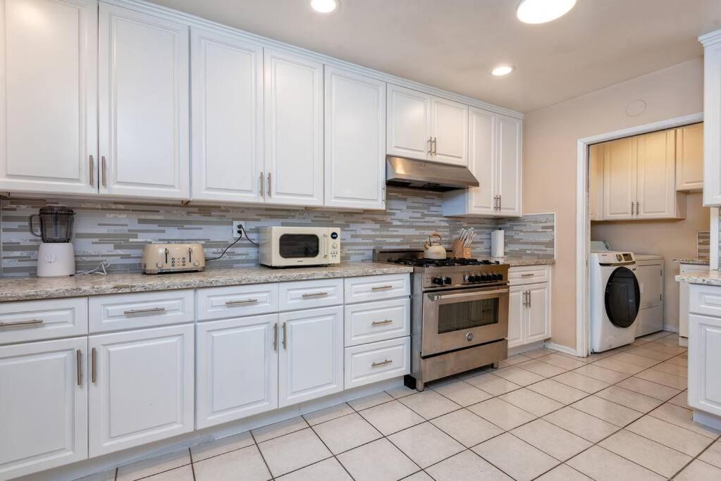 Luxury 3br House W/ Jacuzzi & Big Backyard! Appartamento